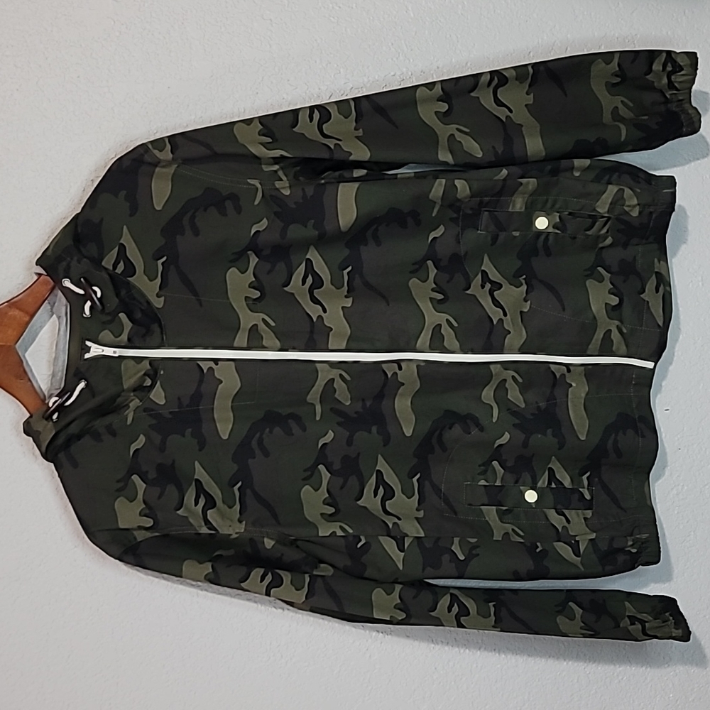 NEW! Craft + Flow Camouflage w/White Zipper & Pocket Buttons Hooded Jacket Sz.M